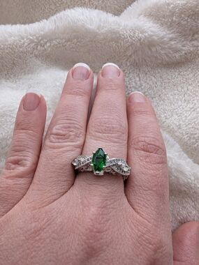 Emerald Green Marquise Cut Ring w/ CZ Accents – Silver Tone Statement Ring Size8